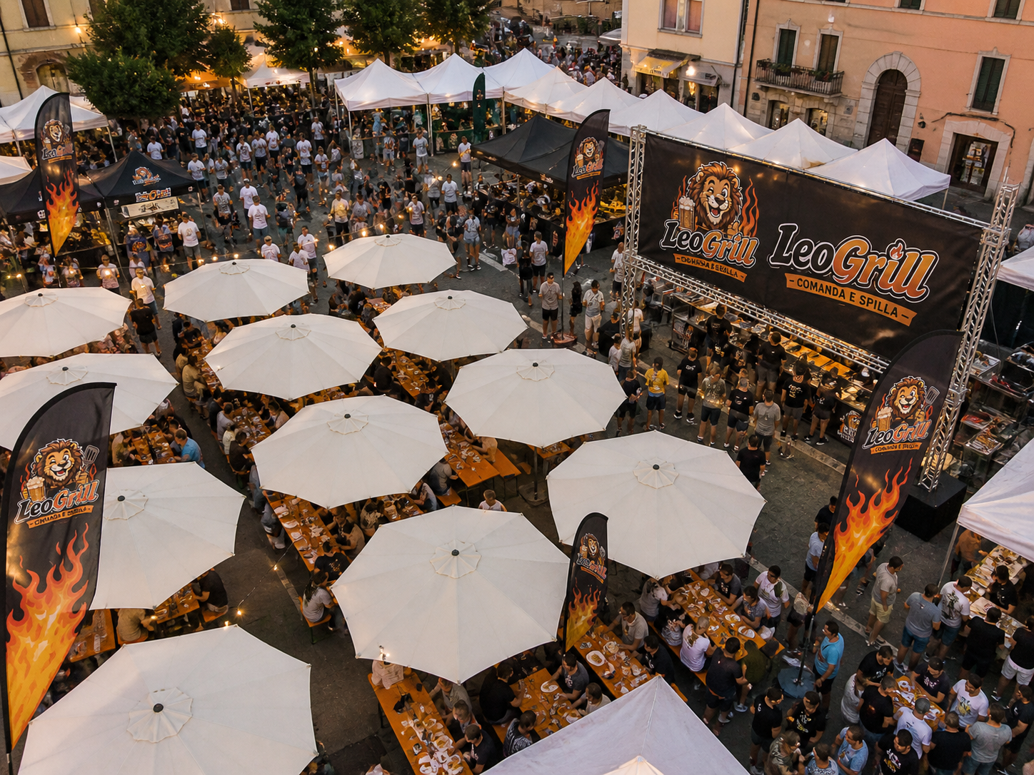 Vista dall'alto della piazza con stand LeoGrill — ombrelloni, tavoli, banchi